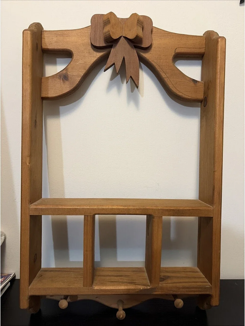 Wooden Wall Shelf Knick Knack Bow Accent 16”x26” Country Cottage 3 Pegs 80s 90s